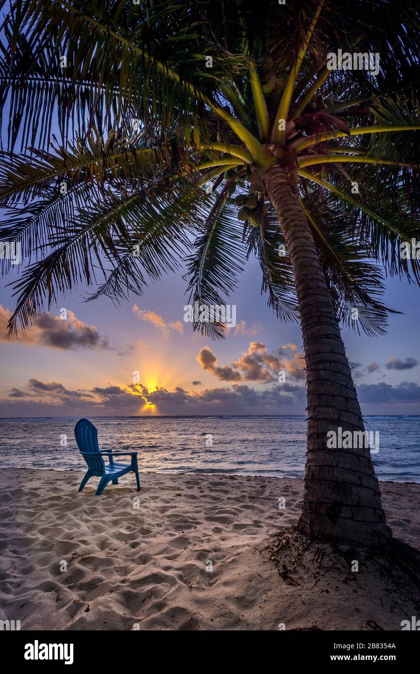 Sedia da spiaggia Lone all'alba, Grand Cayman Island Foto Stock