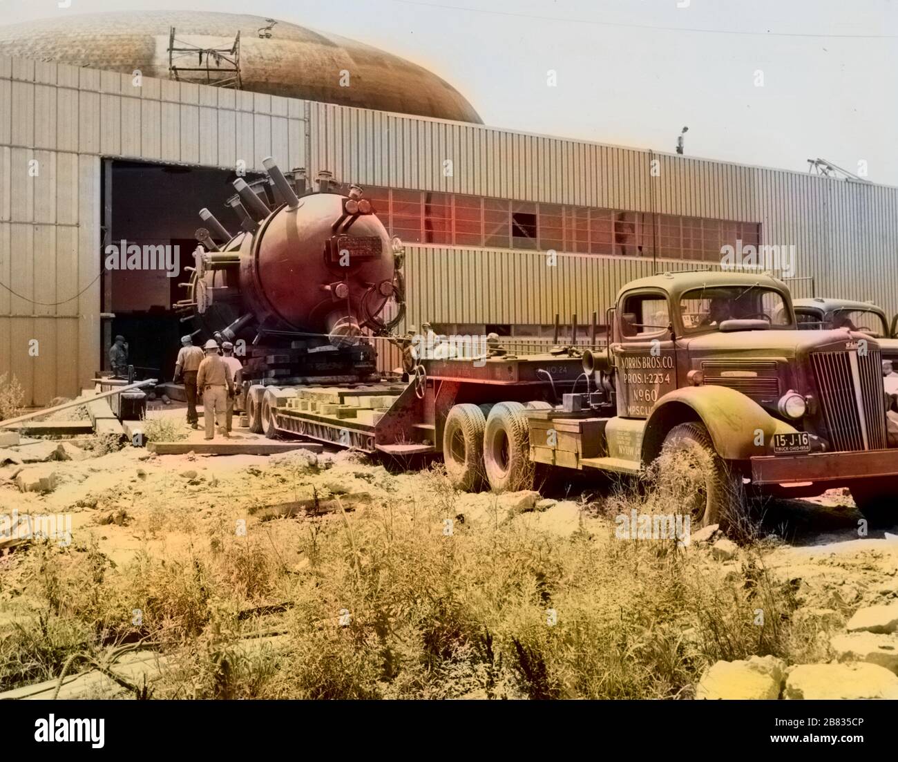 Camion che consegna il serbatoio di pressione alla stazione di Plum Brook, John H. Glenn Research Center a Lewis Field, Cleveland, Ohio, 2003. Per gentile concessione di National Aeronautics and Space Administration (NASA). Nota: L'immagine è stata colorata digitalmente utilizzando un processo moderno. I colori potrebbero non essere precisi in termini di periodo. () Foto Stock