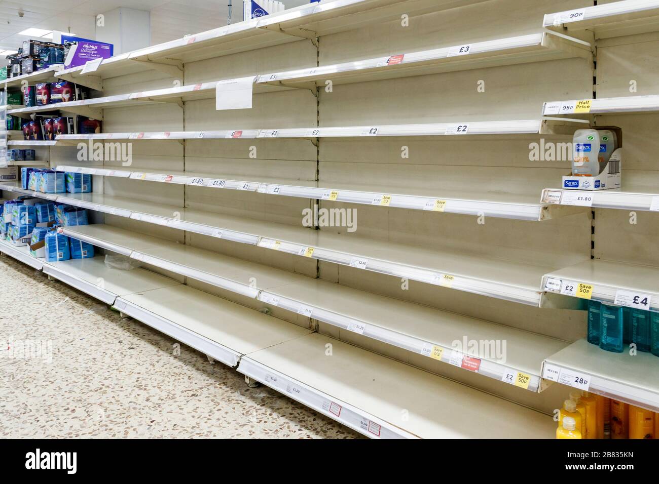 Scaffali vuoti per supermercati a causa di problemi di approvvigionamento a  seguito di Brexit e coronavirus, Londra, Regno Unito Foto stock - Alamy