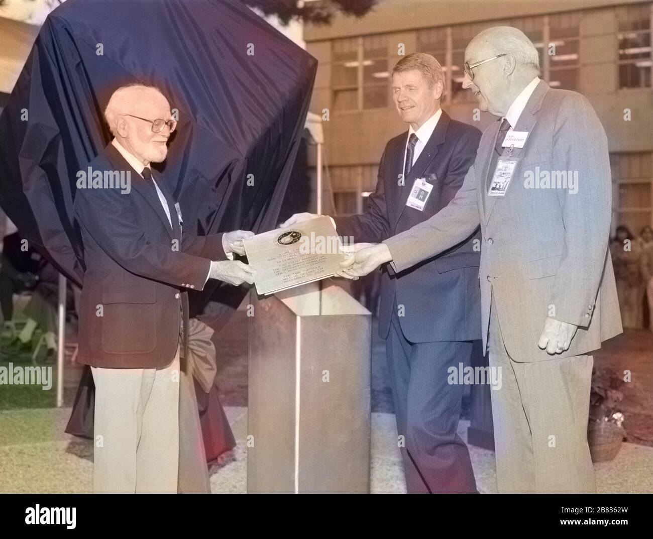 Russel Robinson, Dale Compton e Sy Syvertson svelano una scultura a volte sepolta presso l'Ames Research Center, Moffett Federal Airfield, Mountain View, California, 20 dicembre 1989. Per gentile concessione di National Aeronautics and Space Administration (NASA). Nota: L'immagine è stata colorata digitalmente utilizzando un processo moderno. I colori potrebbero non essere precisi in termini di periodo. () Foto Stock