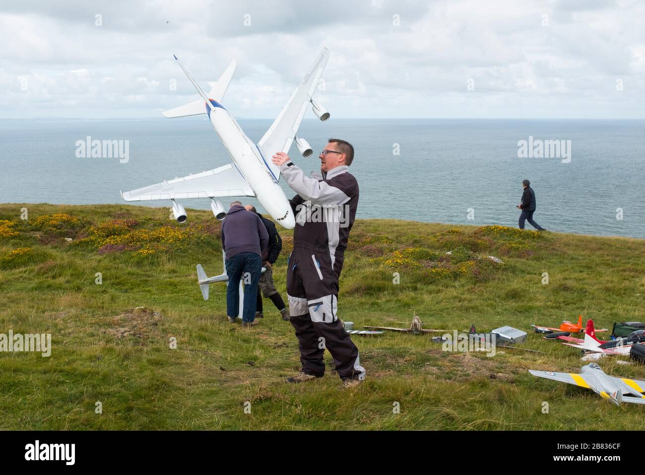 Modellisti appassionati di aerei con alianti sul Grande Orme a Llandudno, Galles, Regno Unito Foto Stock