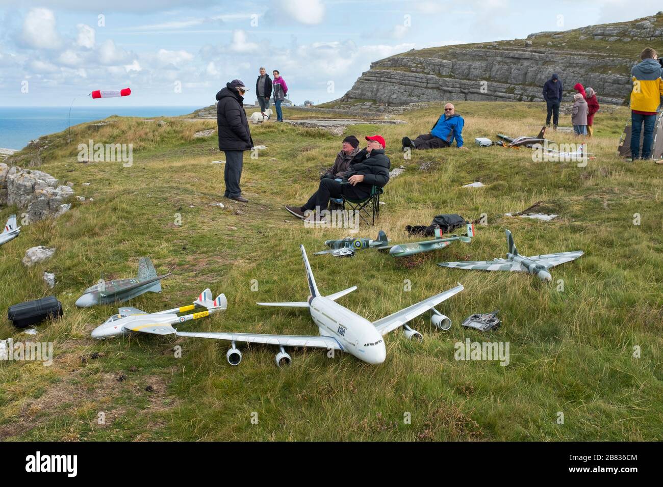 Modellisti appassionati di aerei con alianti sul Grande Orme a Llandudno, Galles, Regno Unito Foto Stock