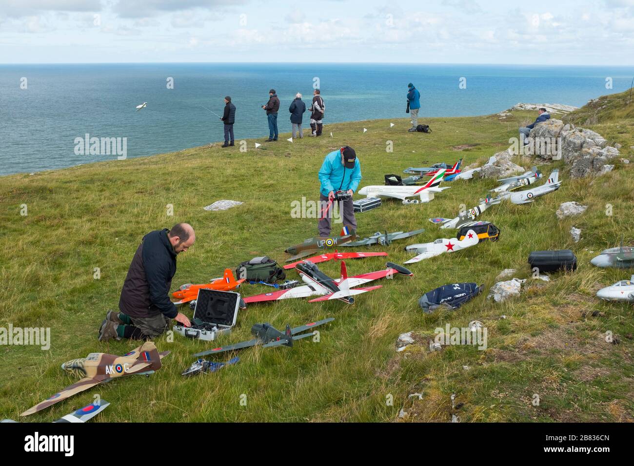 Modellisti appassionati di aerei con alianti sul Grande Orme a Llandudno, Galles, Regno Unito Foto Stock