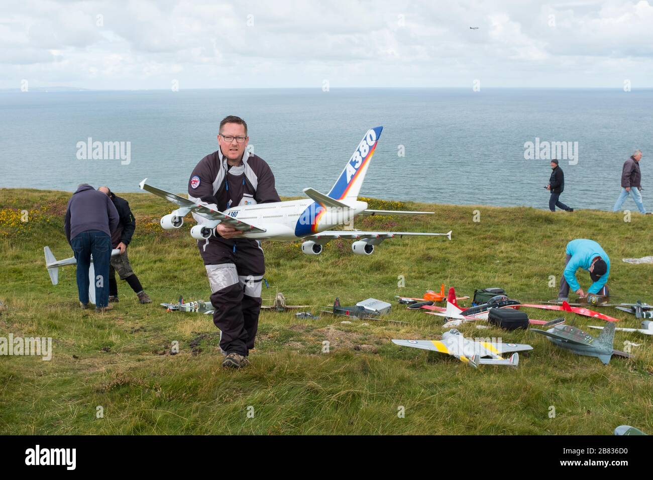 Modellisti appassionati di aerei con alianti sul Grande Orme a Llandudno, Galles, Regno Unito Foto Stock