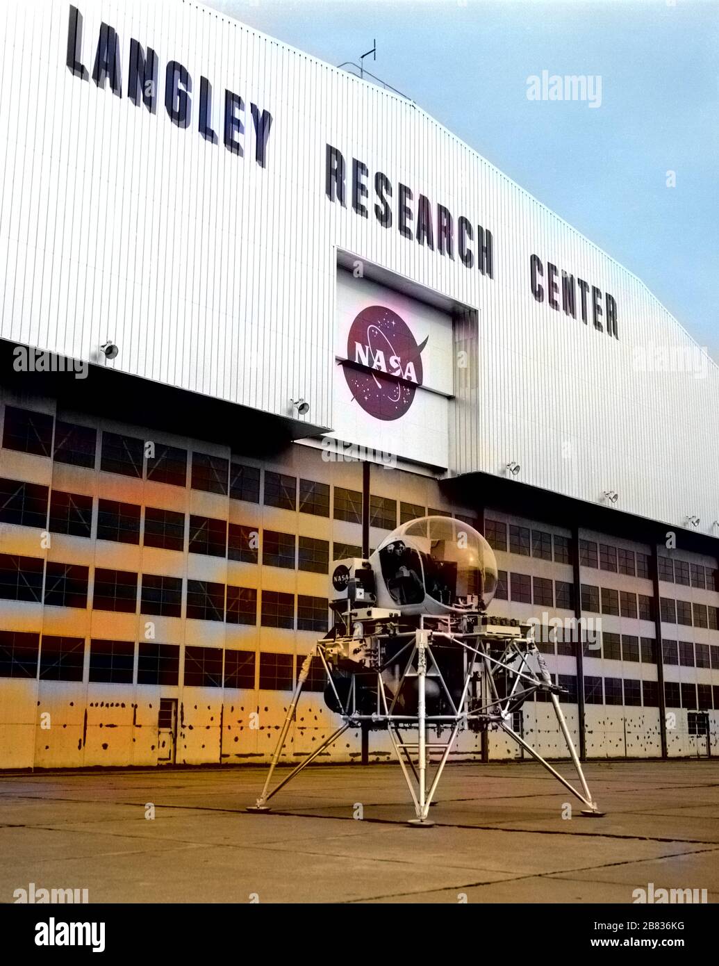 Lunar Landing Research Vehicle di fronte all'hangar della NASA Langley al Langley Research Center, Hampton, Virginia, 2 dicembre 1963. Per gentile concessione di National Aeronautics and Space Administration (NASA). Nota: L'immagine è stata colorata digitalmente utilizzando un processo moderno. I colori potrebbero non essere precisi in termini di periodo. () Foto Stock