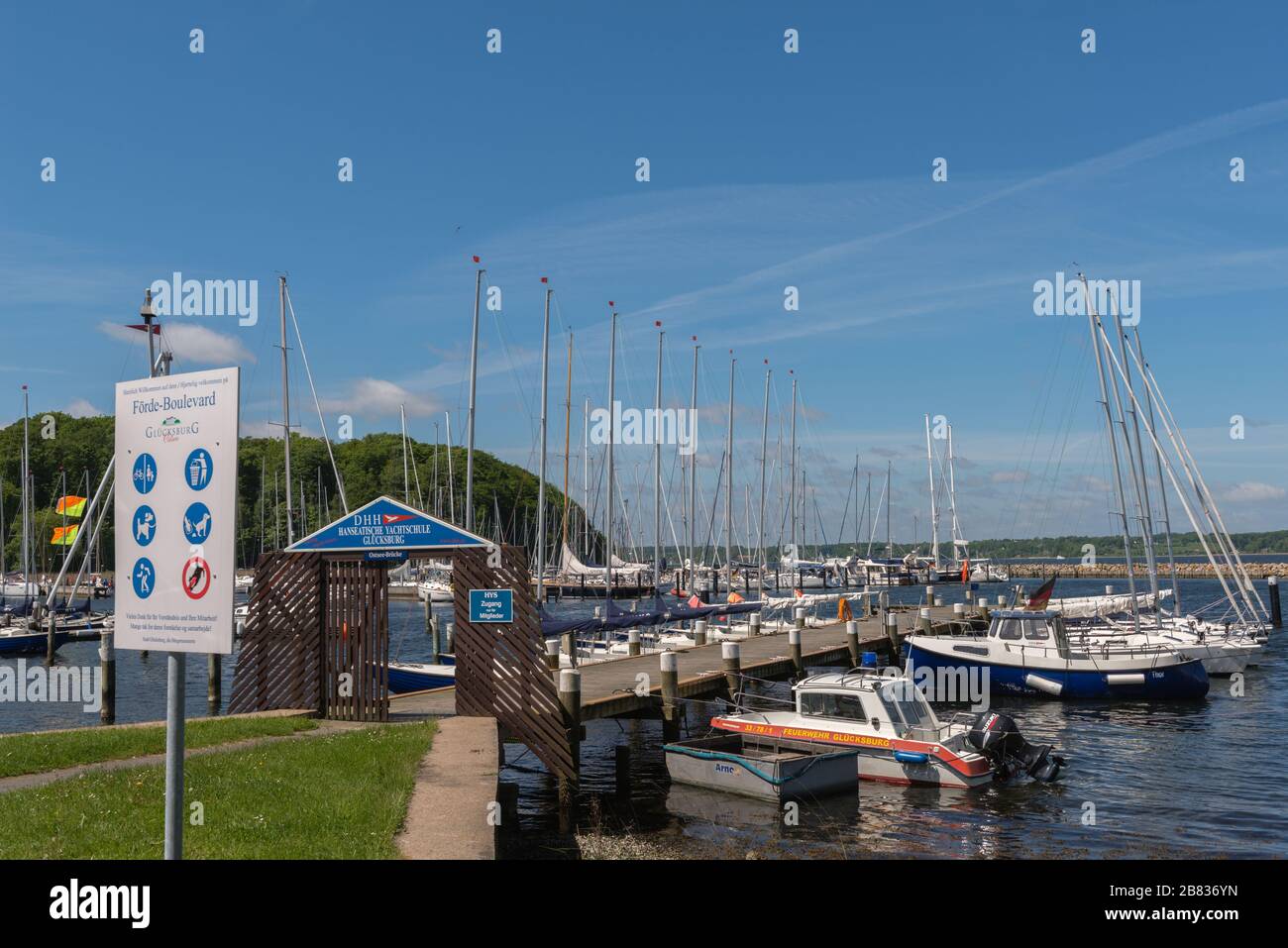 Porto turistico della Hanseatische Yachtschule o della scuola anseatica di Yachting, Flensburg Fjord, Gluecksburg, Schleswig-Holstein, Germania del Nord, Europa Foto Stock