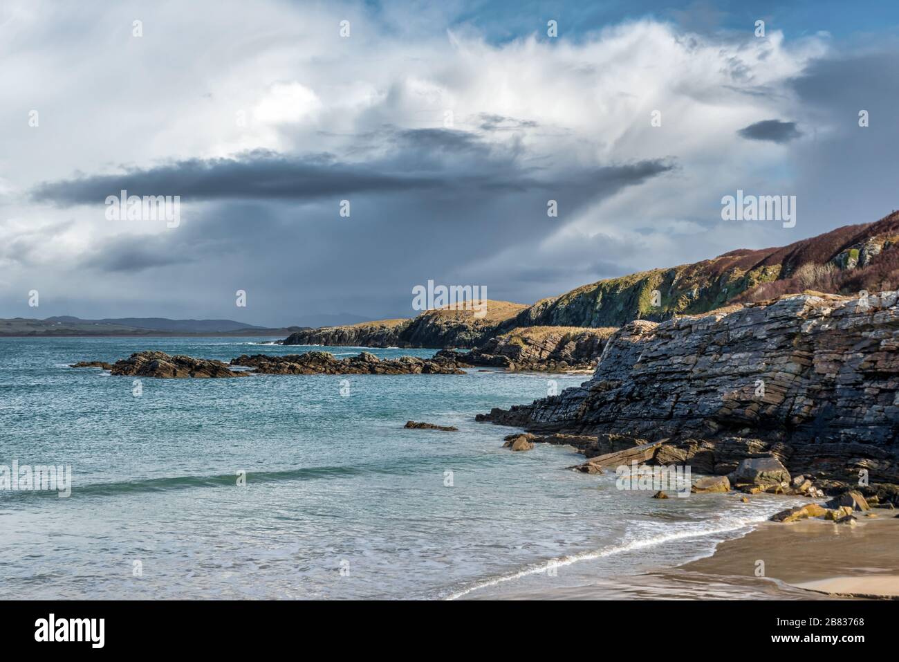 Una nuvola di tempesta che si muove nella costa rocciosa del Parco forestale ARDS in Donegal Irlanda Foto Stock