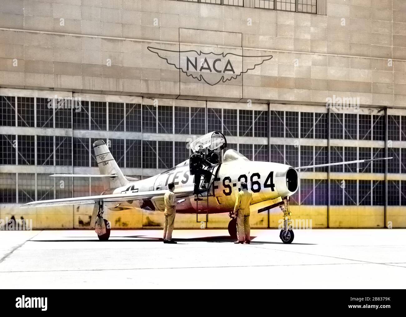 Fotografia del caccia-bombardiere Thunderjet F84F degli Stati Uniti presso il NACA Ames Aeronautical Laboratory, Moffett Field, California, 16 settembre 1954. Per gentile concessione di National Aeronautics and Space Administration (NASA). Nota: L'immagine è stata colorata digitalmente utilizzando un processo moderno. I colori potrebbero non essere precisi in termini di periodo. () Foto Stock