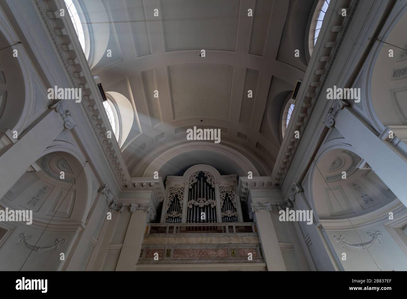 Subiaco, Italia - 23 febbraio 2020: L'organo della chiesa di Santa Scolastica, all'interno del monastero benedettino. Foto Stock