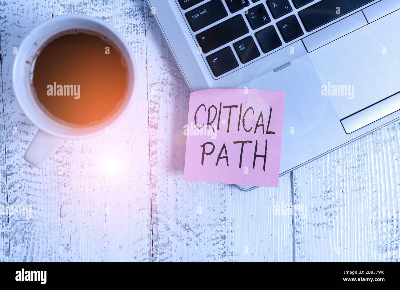 Scrittura concettuale a mano che mostra il percorso critico. Concetto che significa sequenza di fasi di un progetto che richiede il più lungo tempo trendy laptop stick metallico Foto Stock