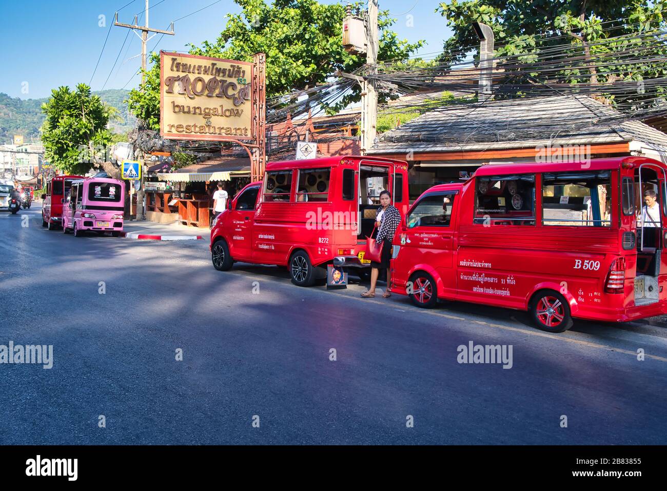 Thawong Road a Patong Phuket, Thiland. Thawewong Road è la strada lungo la spiaggia di Patong lunga 3,5 km. Foto Stock