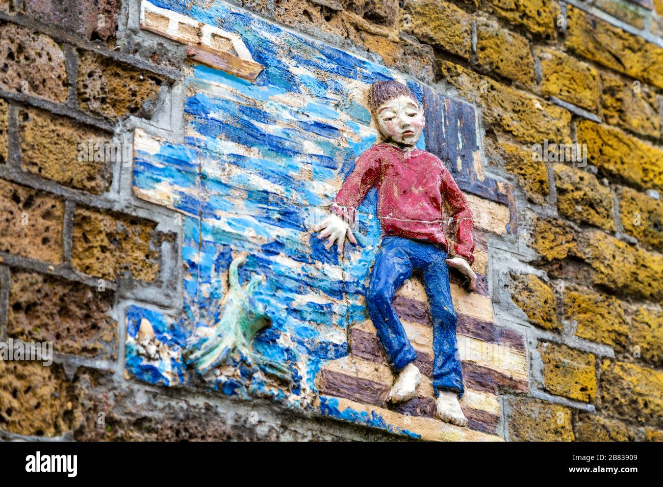 "A Thames tale" Wall art di Amanda Hinge a Greenwich on the Thames Path, Londra, Regno Unito Foto Stock