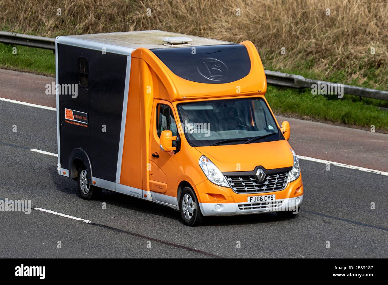 Noleggio di carri da lavoro stabili 2016 Renault Trucks Master 125.35 LWB; cavalli in transito camion, camion, trasporto, camion, cargo carrier, veicolo, trasporto commerciale europeo, industria, M6 a Manchester, Regno Unito Foto Stock