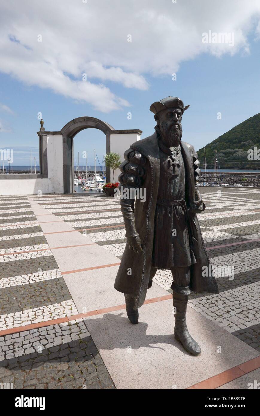 La statua di Vasco da Gama sul porto di Angra do Heroísmo sull'isola di Terceira nell'arcipelago delle Azzorre. Foto Stock