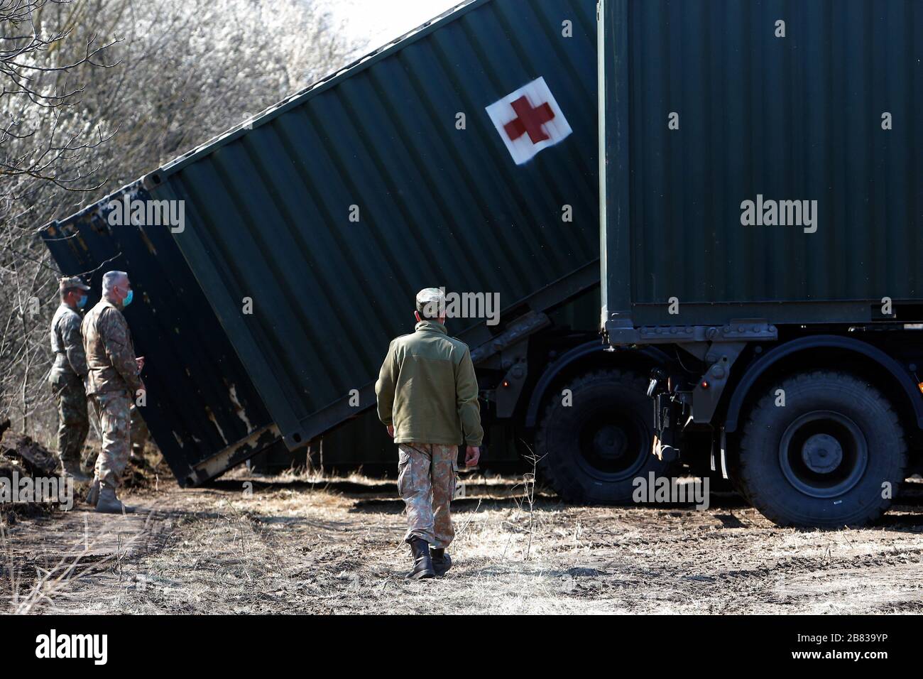 Bucarest, Romania. 19 Mar 2020. I soldati rumeni hanno istituito un ospedale militare per le possibili vittime dell'epidemia di COVID-19 a Otopeni, vicino Bucarest, Romania, 19 marzo 2020. La Romania è entrata in uno stato di emergenza a partire dal 16 marzo, nel tentativo di garantire che il governo utilizzi tutte le risorse per combattere l'epidemia COVID-19. Credit: Cristian Cristel/Xinhua/Alamy Live News Foto Stock