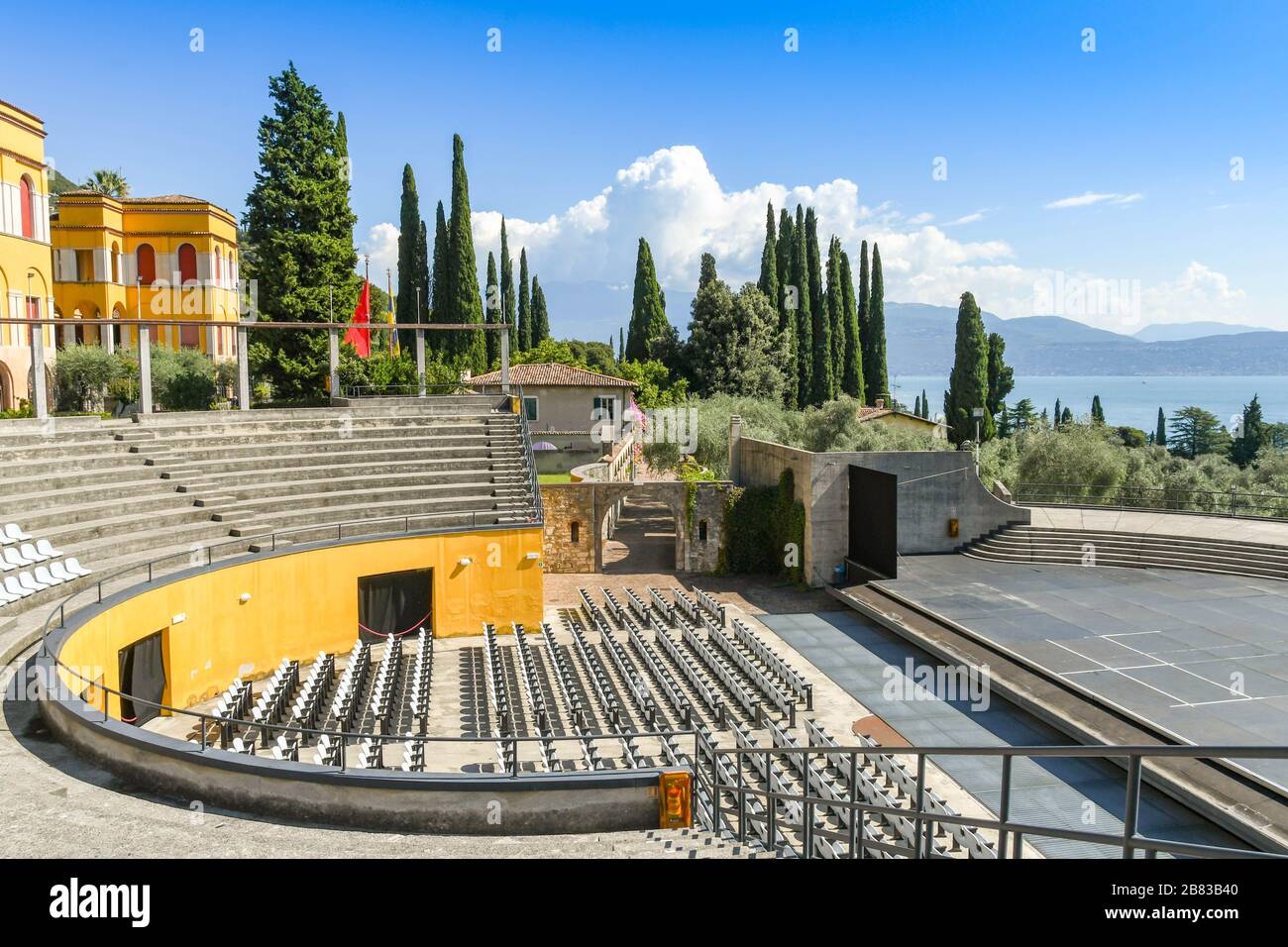 GARDONE RIVIERA, ITALIA - SETTEMBRE 2018: Anfiteatro nei giardini del Vittoriale degli Italiani a Gardone Riviera. Foto Stock