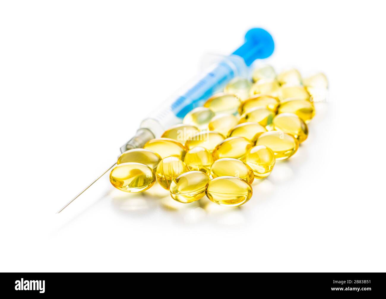 Omega 3 pillole. Capsule di supplemento di olio di pesce e siringa isolata su sfondo bianco. Foto Stock