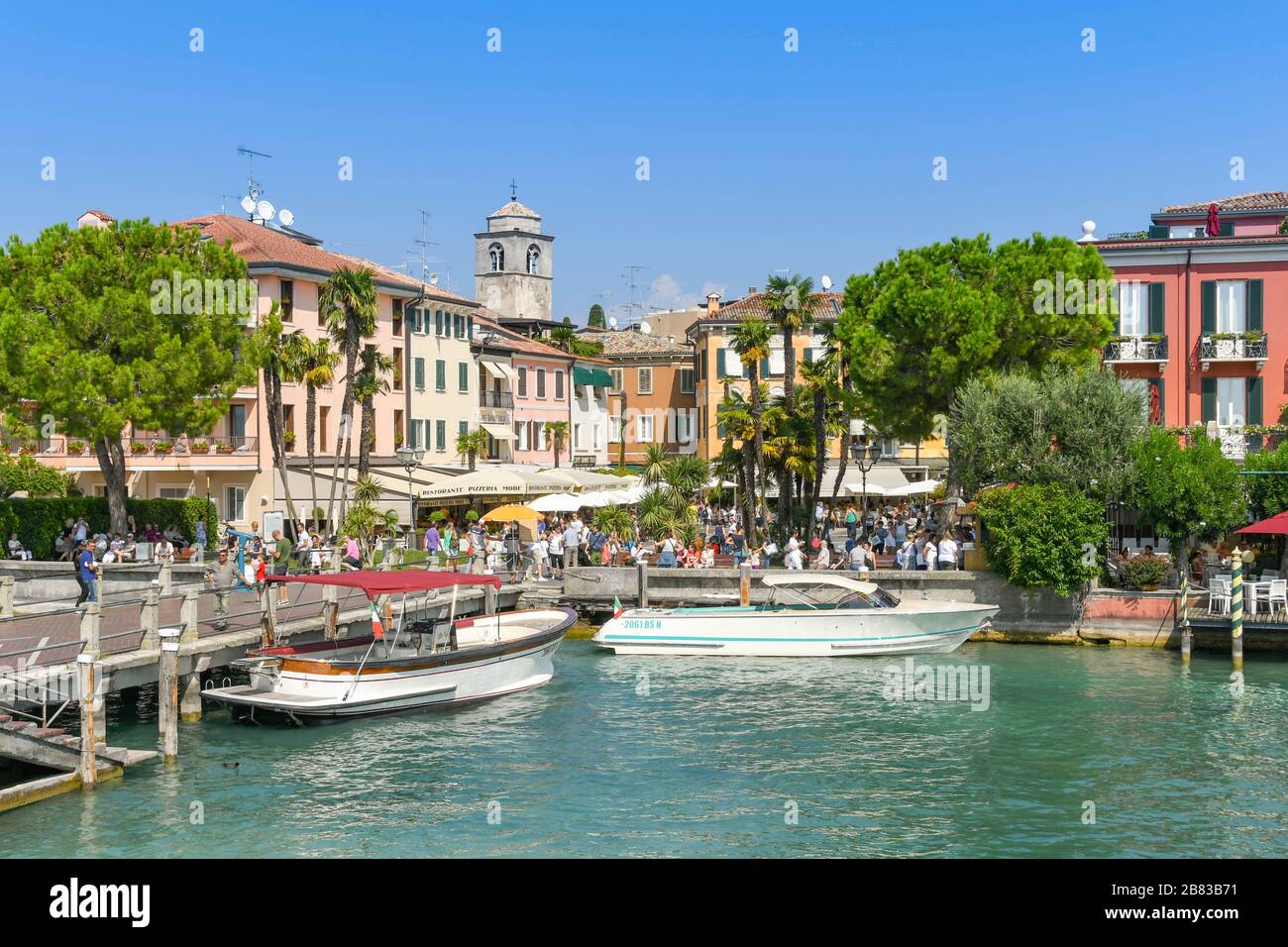 SIRMIONE SUL LAGO DI GARDA, Italia - Settembre 2018: Il lungomare del porto nella località di Sirmione sul Lago di Garda. Foto Stock