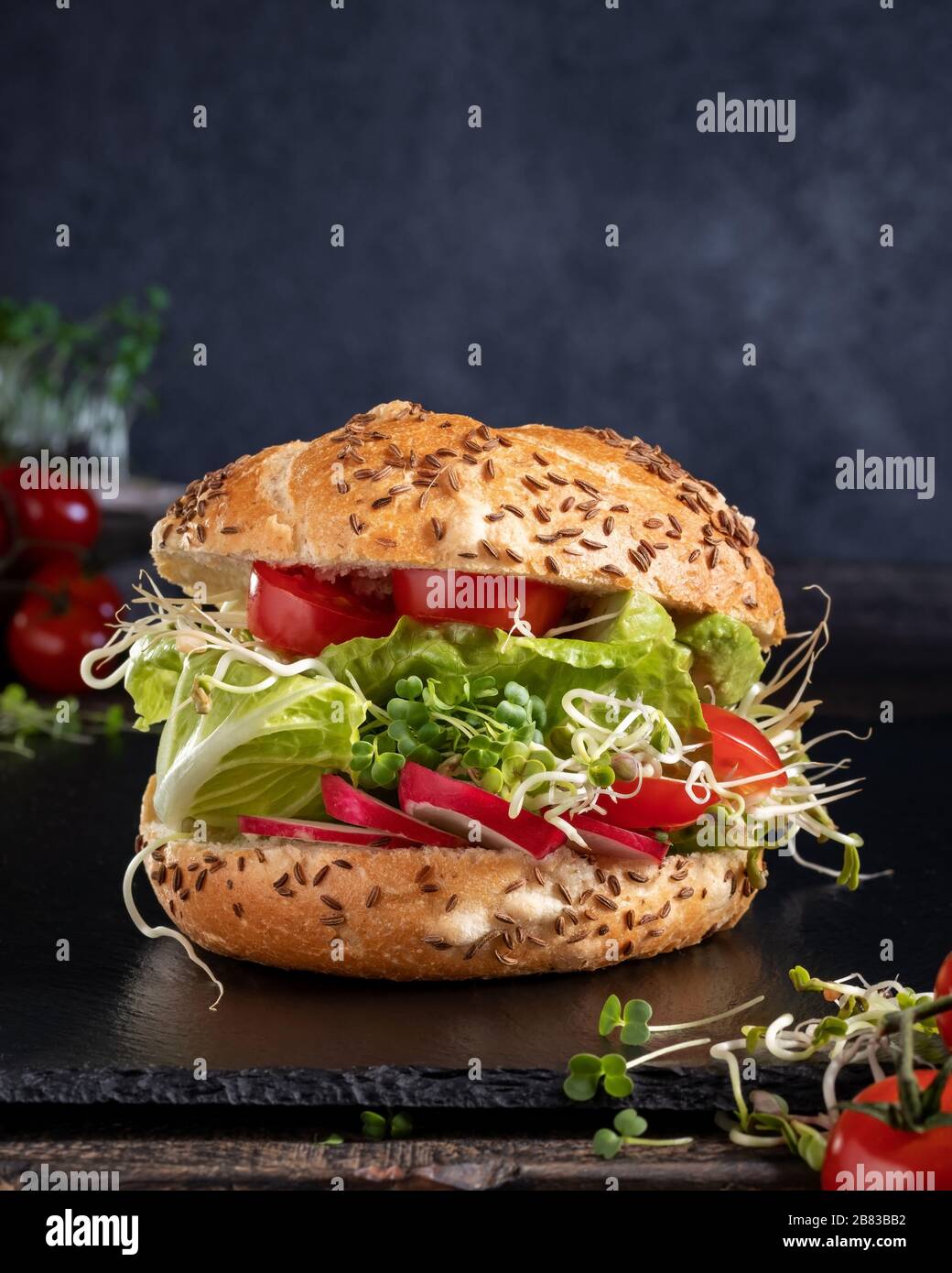 Hamburger vegetariano con rafano fresco e germogli di fenugreek e microgreens di broccoli Foto Stock