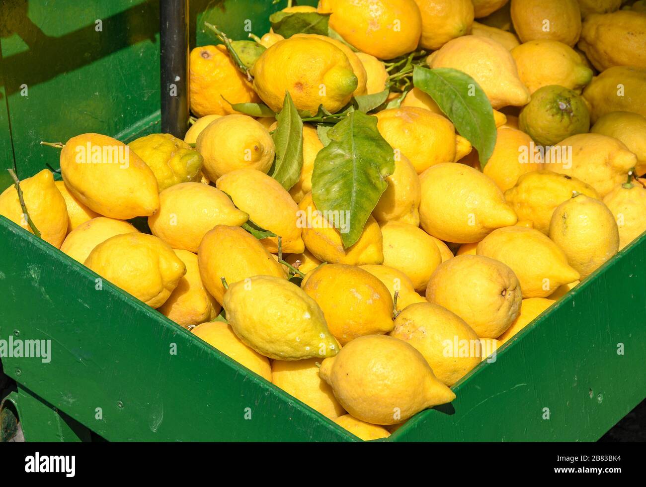 Immagini Stock - Limoni Freschi E Buccia Sulla Tavola Di Legno. Image  115144230