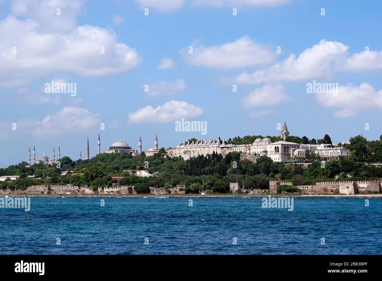 Palazzo Topkapi dal mare di Marmara a Istanbul, Turchia Foto Stock