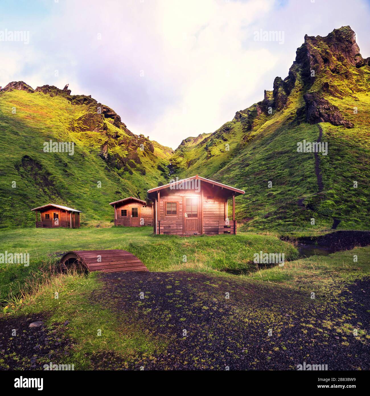 Tre cabine di legno al campeggio Thakgil in Islanda in prima mattina all'alba Foto Stock