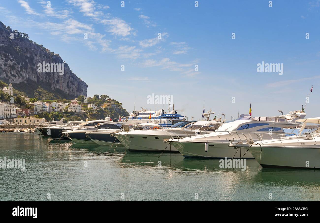 ISOLA DI CAPRI, ITALIA - AGOSTO 2019: Lussuosi yacht a motore allineati nel porto turistico dell'Isola di Capri. Foto Stock