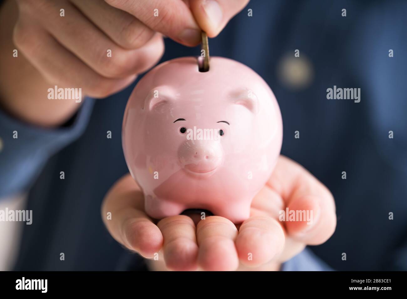 Consulente finanziario inserimento di moneta nel piano Piggybank.401K Foto Stock