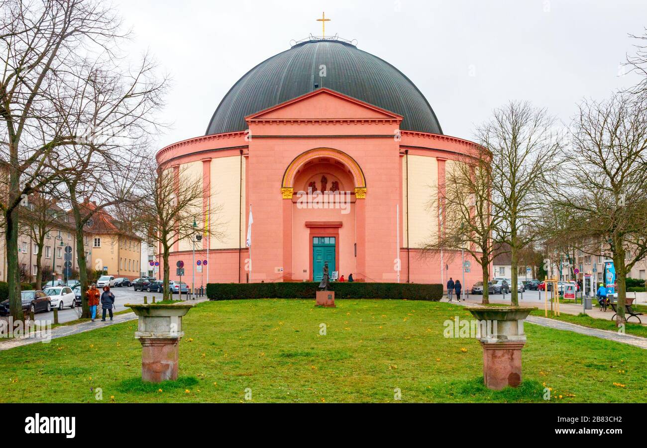 Vista sul centro della città con la Wilhelminenplatz e la chiesa di San Ludwig in una giornata nuvolosa in inverno. Darmstadt, Germania. Foto Stock