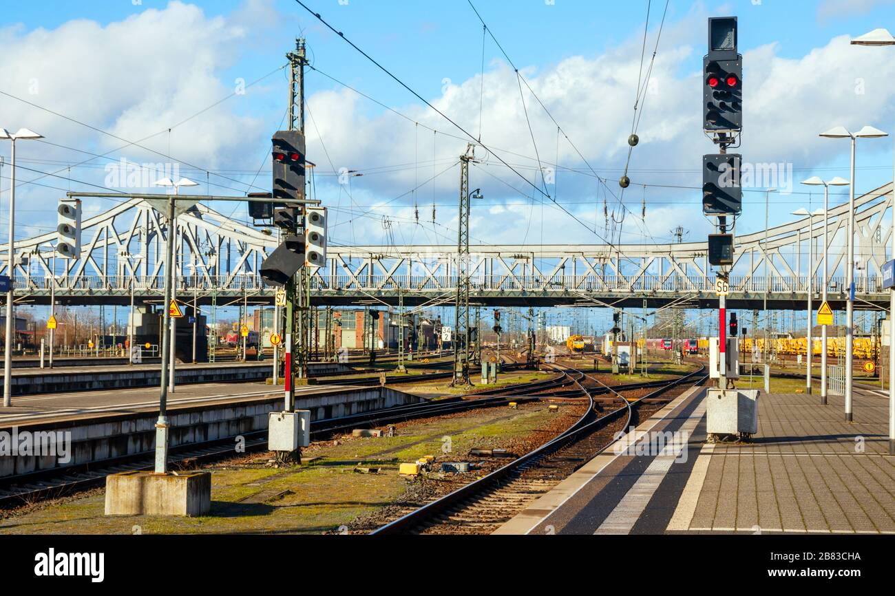 Piattaforme e piste della Darmstadt Hauptbahnhof (stazione ferroviaria principale) in una giornata di sole. Infrastrutture ferroviarie. Assia, Germania. Foto Stock