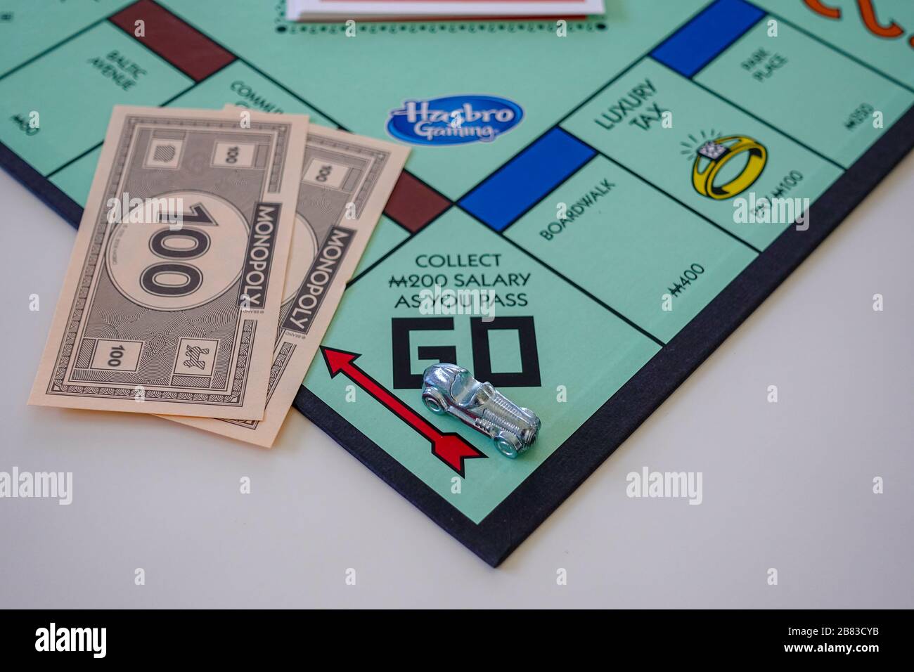 Monopoly Gioco Di Carte – Affari E Finanza In Versione Portatile, 110 Carte, Età 36+, Unisex, Italiano