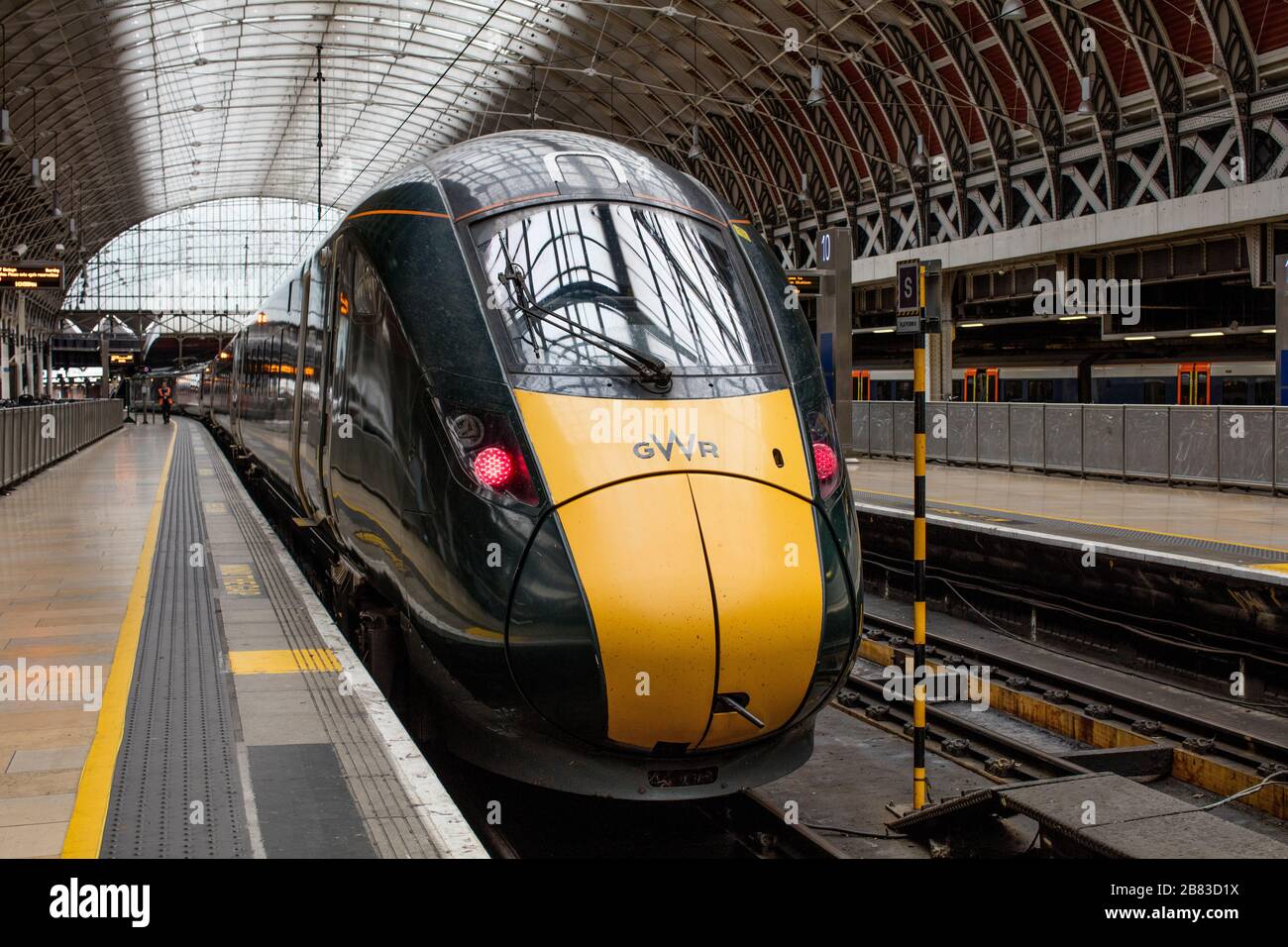 Il treno Great Western Railway (GWR) si trova a Paddington Station, un capolinea ferroviario e un complesso della metropolitana di Londra su Praed St a Paddington, Londra Foto Stock