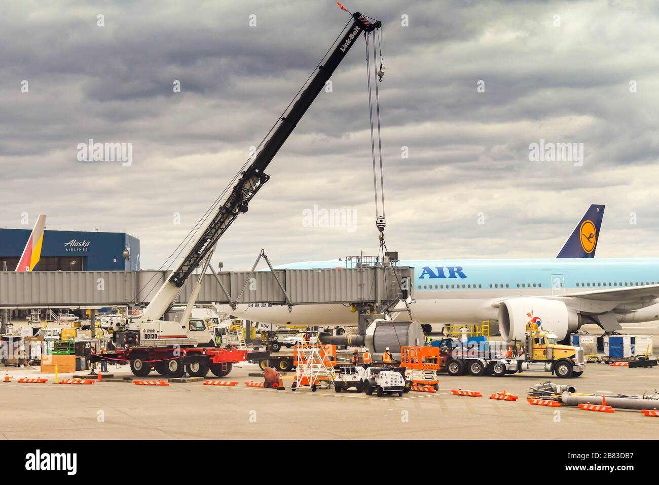 AEROPORTO DI SEATTLE TACOMA, WA, USA - GIUGNO 2018: Gru mobile di grandi dimensioni che solleva un pezzo pesante di attrezzature aeroportuali per miglioramenti all'aeroporto di Seattle Tacoma Foto Stock