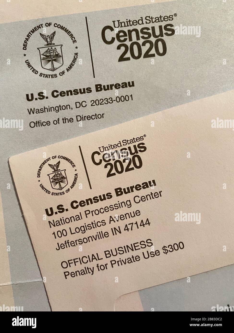 LA lettera DI censimento DEGLI STATI UNITI spedita a tutti gli indirizzi americani per completare il censimento del 2020 in linea o su carta che avviene ogni 10 anni negli Stati Uniti. Foto Stock
