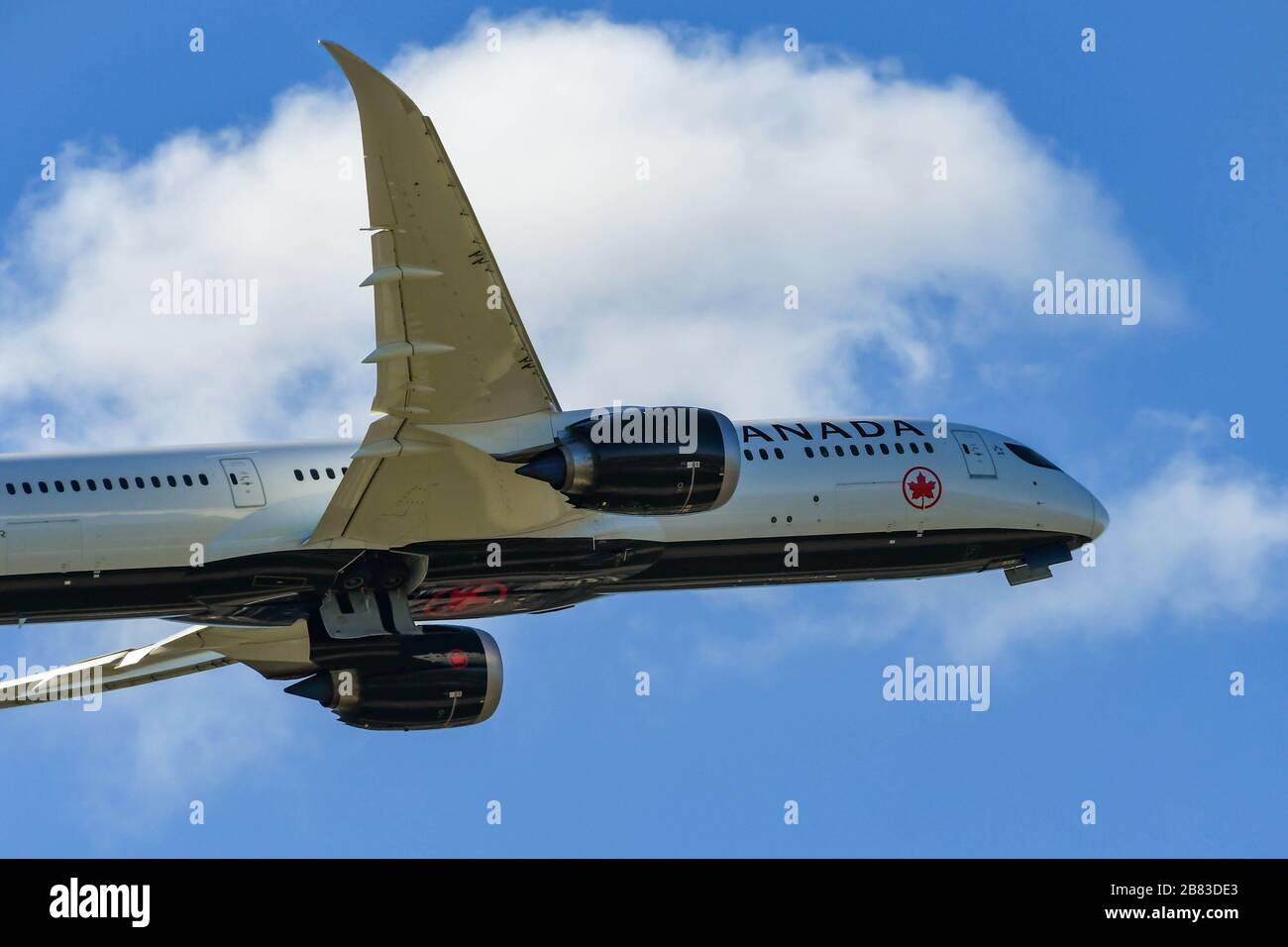 LONDRA, INGHILTERRA - MARZO 2019: Air Canada Boeing 787 Dreamliner arrampicata dopo il decollo dall'Aeroporto di Londra Heathrow Foto Stock