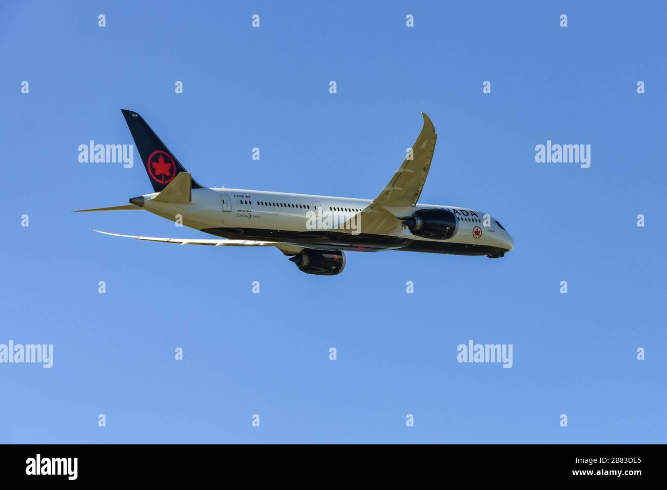 LONDRA, INGHILTERRA - MARZO 2019: Air Canada Boeing 787 Dreamliner arrampicata dopo il decollo dall'Aeroporto di Londra Heathrow Foto Stock