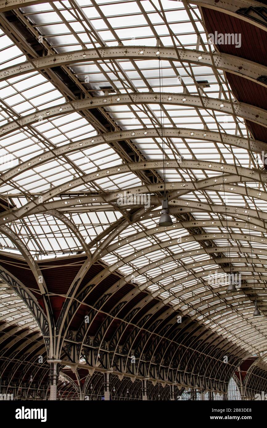 Dettagli sul tetto della stazione di Paddington, un capolinea ferroviario e il complesso della metropolitana di Londra su Praed St a Paddington, Londra Foto Stock