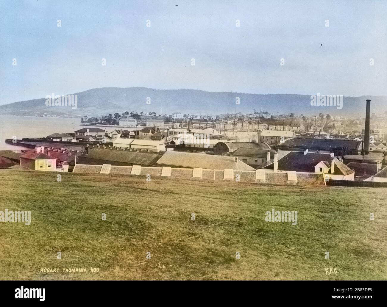 Fotografia del paesaggio urbano in bianco e nero di Hobart, la capitale della Tasmania, Australia, con il Monte Wellington sullo sfondo, dal fotografo Frank Coxhead, 1885. Dalla Biblioteca pubblica di New York. Nota: L'immagine è stata colorata digitalmente utilizzando un processo moderno. I colori potrebbero non essere precisi in termini di periodo. () Foto Stock