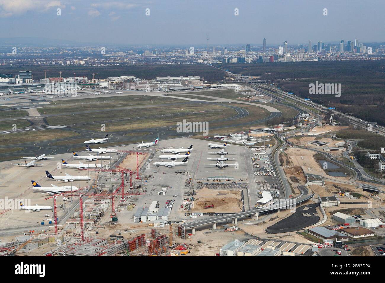 18 marzo 2020, Hessen, Francoforte sul meno: Accanto alle tasse e alle tasse dell'aeroporto ci sono diversi aerei Lufthansa. Gli aerei sono stati parcheggiati perché al momento non sono in uso. Come la maggior parte delle altre compagnie aeree, Lufthansa ha drasticamente ridotto le sue offerte di volo a causa della pandemia di coronavirus. Foto: Vasco Garcia/dpa Foto Stock