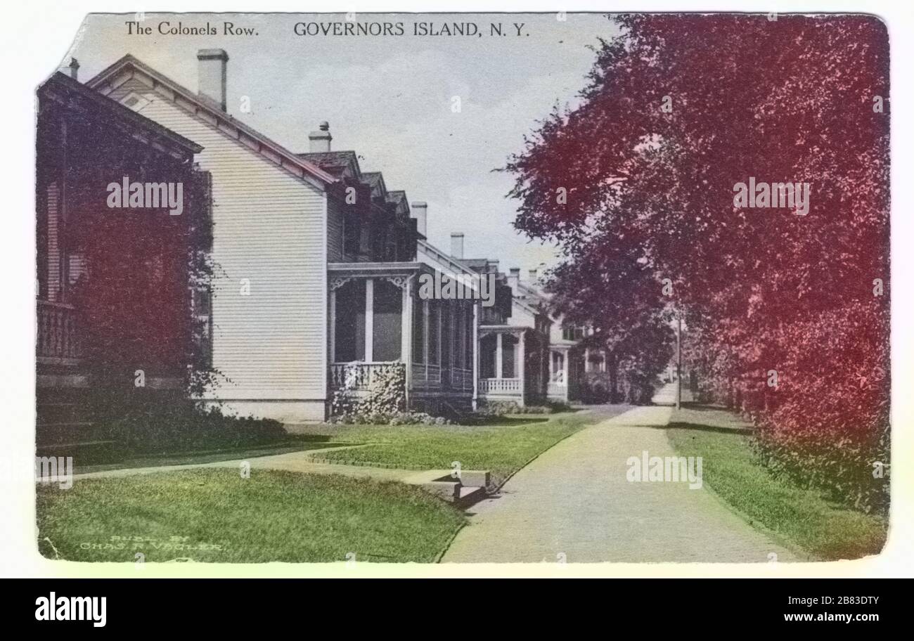 Cartolina incisa del Colonels Row su Governor's Island, New York City, pubblicata da Frank Weitenkampf, 1913. Dalla Biblioteca pubblica di New York. Nota: L'immagine è stata colorata digitalmente utilizzando un processo moderno. I colori potrebbero non essere precisi in termini di periodo. () Foto Stock
