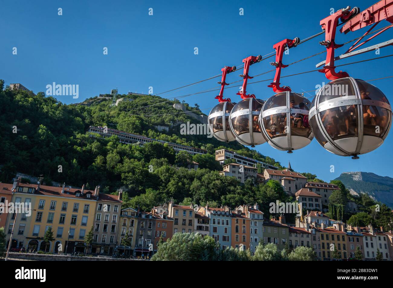 Le funivie a bolla d'aria che decidano la cima della montagna, Genoble Foto Stock
