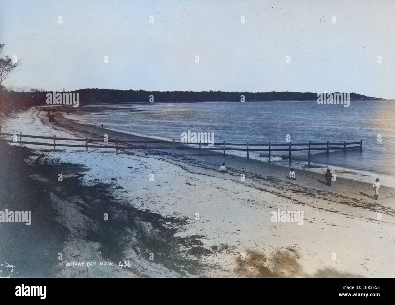 Fotografia di paesaggio bianco e nero della costa di Botany Bay a Sydney, nuovo Galles del Sud, Australia, dal fotografo Frank Coxhead, 1885. Dalla Biblioteca pubblica di New York. Nota: L'immagine è stata colorata digitalmente utilizzando un processo moderno. I colori potrebbero non essere precisi in termini di periodo. () Foto Stock