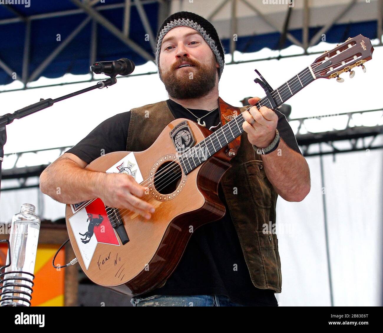 Zac Brown si esibisce al KISS Country 2012 Chili Cook-off concerto al CB Smith Park di Pembroke Pines, Florida. Foto Stock