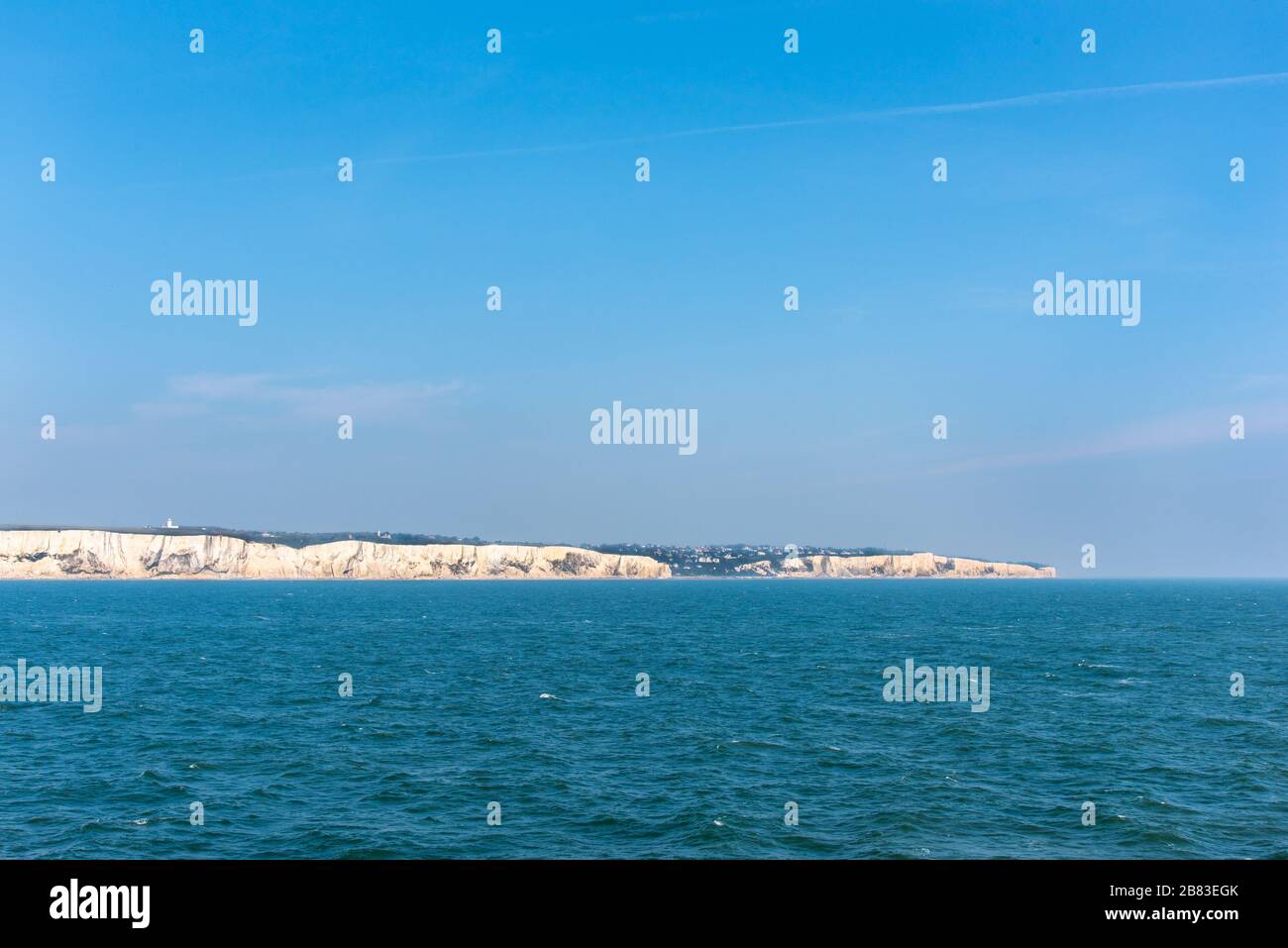 Le bianche scogliere di dover dal South Foreland Lighthouse (a sinistra) a Hope Point. Il villaggio è St Margaret's a Cliffe. Foto Stock