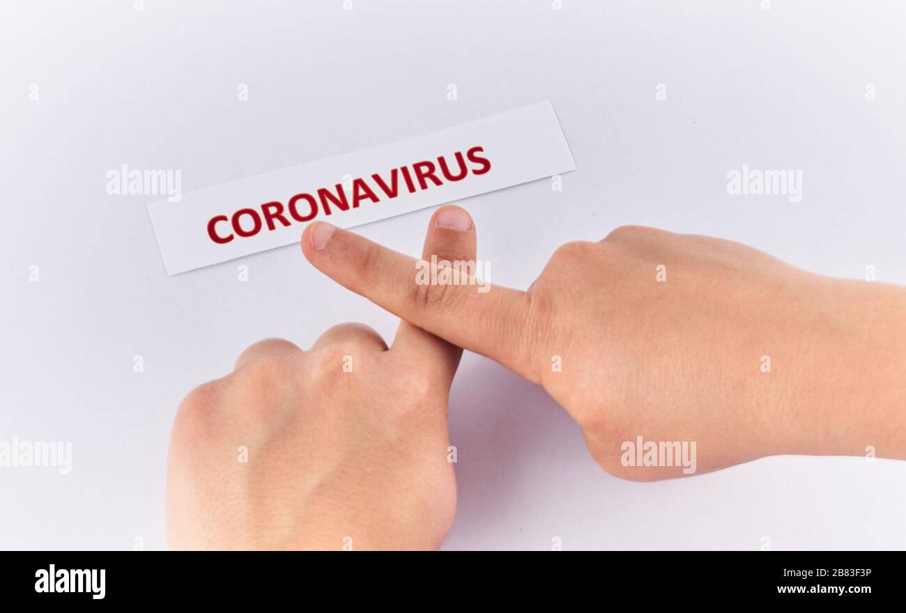Mani di un bambino che dicono NO al coronavirus Foto Stock