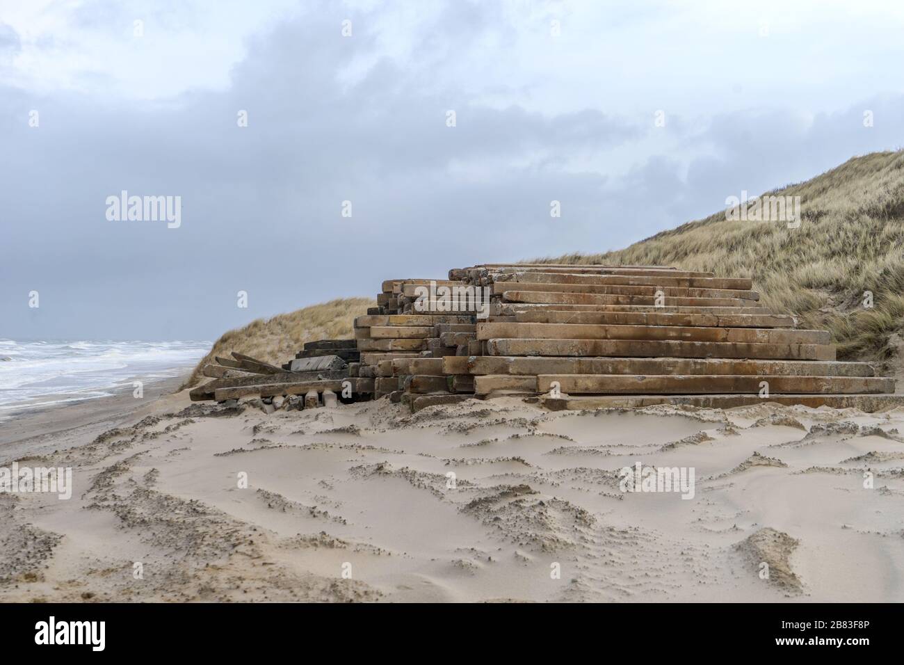 Paesaggio sulla costa del Mare del Nord con pilastri in cemento Foto Stock