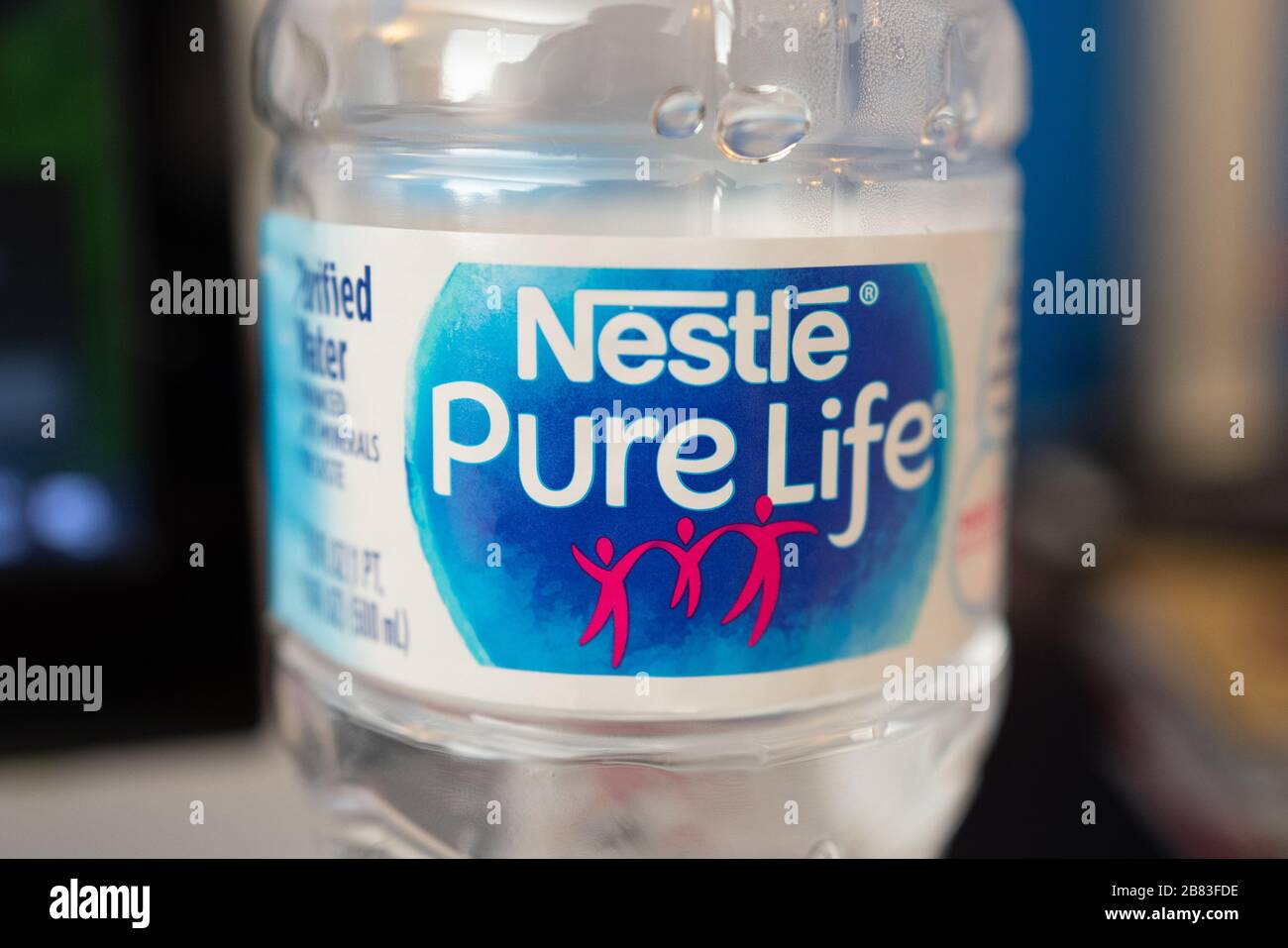 Primo piano del logo sull'acqua in bottiglia del marchio Nestle pure Life, San Ramon, California, 7 febbraio 2020. () Foto Stock