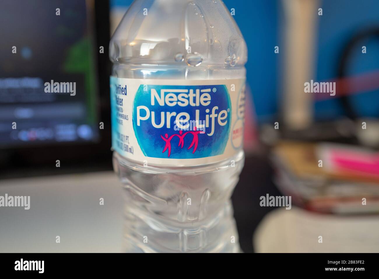 Primo piano del logo sull'acqua in bottiglia del marchio Nestle pure Life, San Ramon, California, 7 febbraio 2020. () Foto Stock