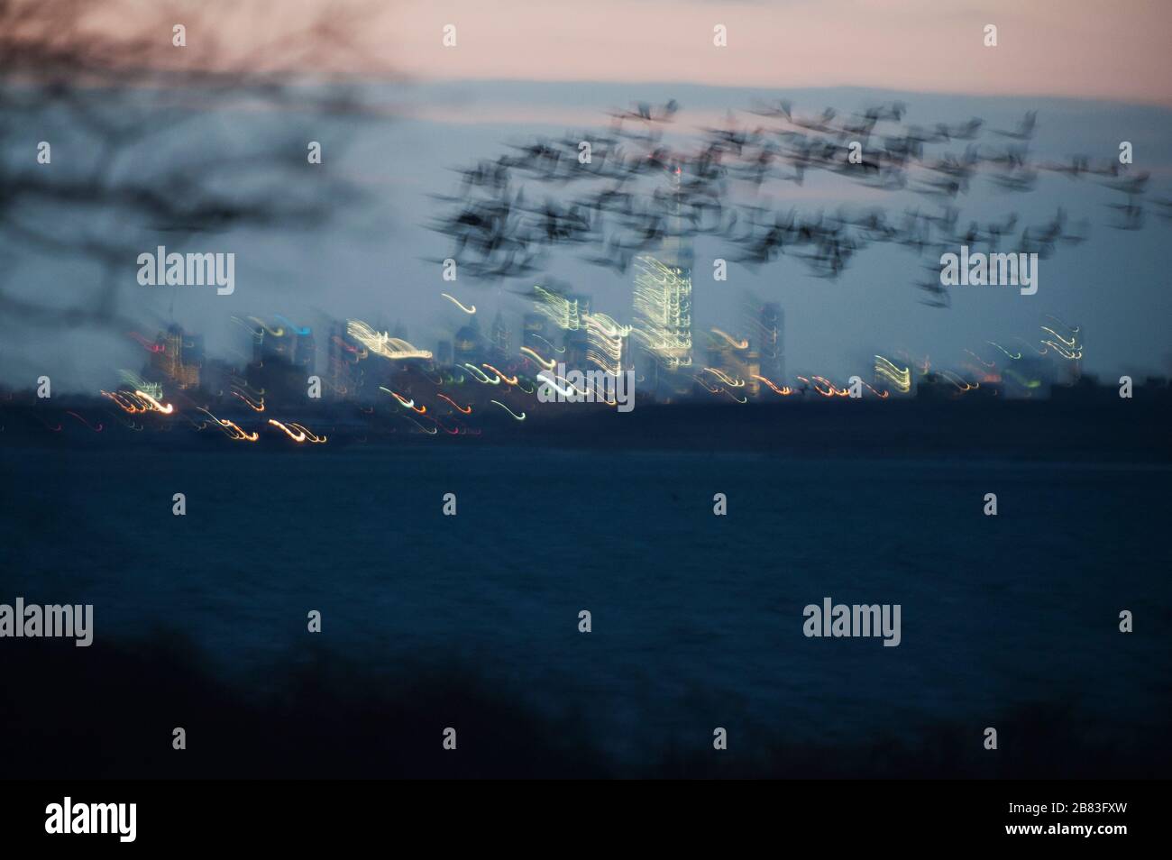 Volo notturno di Brent sullo skyline di New York Foto Stock