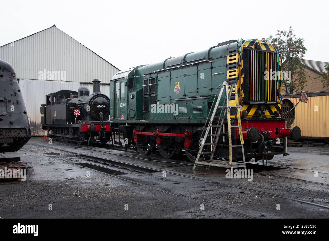 British Railways Classe 08 motore diesel shunting, e LMS Jingy motore a vapore 0-6-0 a Great Central Railway, Loughborough, Leicestershire, Inghilterra, Foto Stock